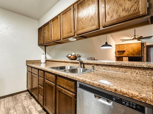 2910 Stonepoint Dr 2910, Edmond, OK 73034