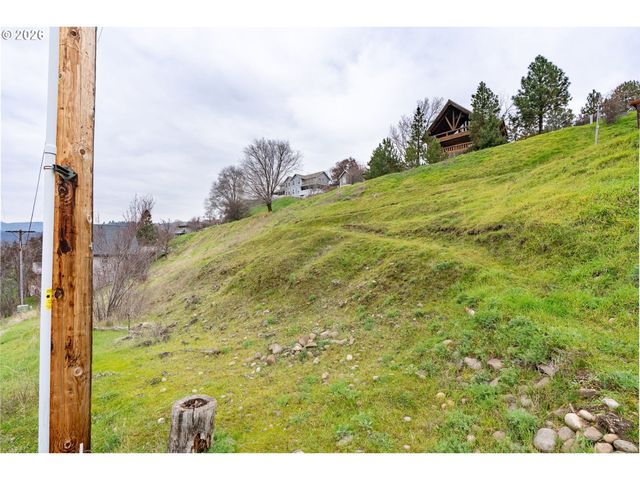 812 KLICKITAT St, Lyle, WA 98635