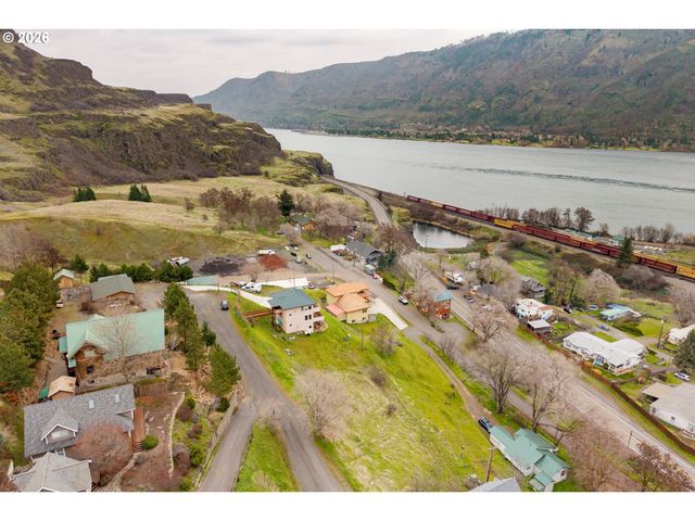 812 KLICKITAT St, Lyle, WA 98635