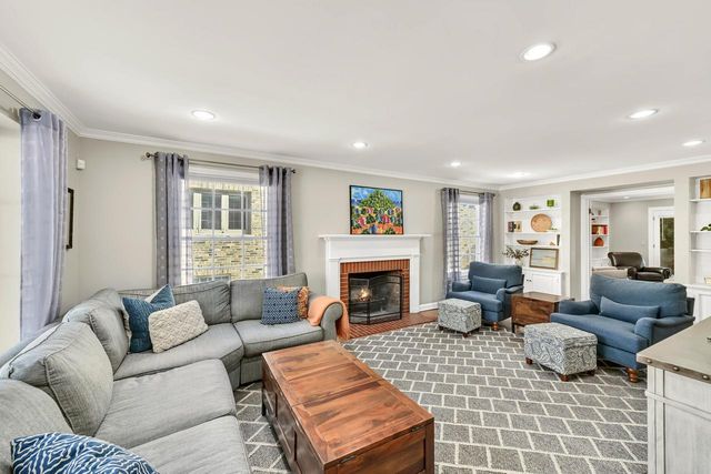 927 E Lexington BOULEVARD, Whitefish Bay, WI 53217