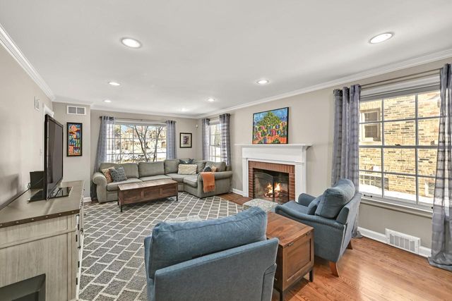 927 E Lexington BOULEVARD, Whitefish Bay, WI 53217