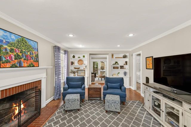 927 E Lexington BOULEVARD, Whitefish Bay, WI 53217