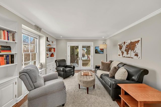 927 E Lexington BOULEVARD, Whitefish Bay, WI 53217