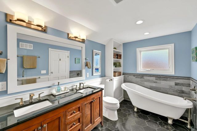 927 E Lexington BOULEVARD, Whitefish Bay, WI 53217