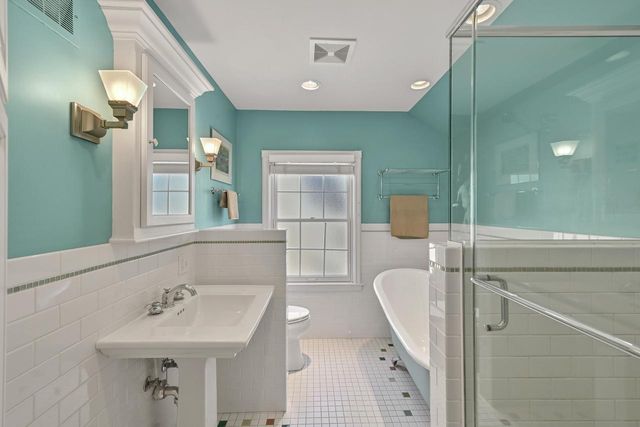 927 E Lexington BOULEVARD, Whitefish Bay, WI 53217