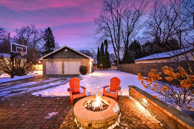 927 E Lexington BOULEVARD, Whitefish Bay, WI 53217