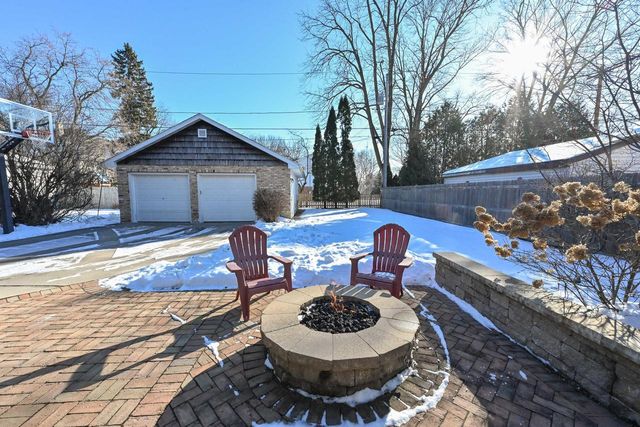 927 E Lexington BOULEVARD, Whitefish Bay, WI 53217