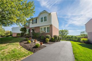 114 Pine Creek Dr, Peters Twp, PA 15367