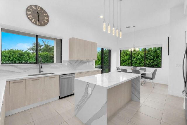 10702 SW 53rd St, Cooper City, FL 33328