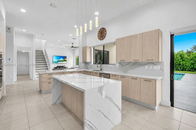 10702 SW 53rd St, Cooper City, FL 33328