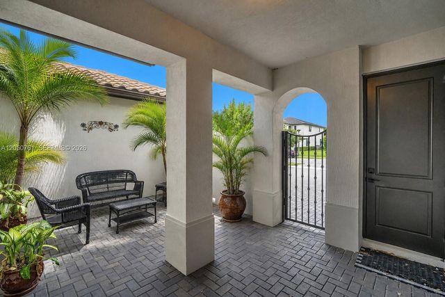 10702 SW 53rd St, Cooper City, FL 33328