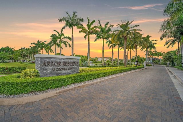 10702 SW 53rd St, Cooper City, FL 33328