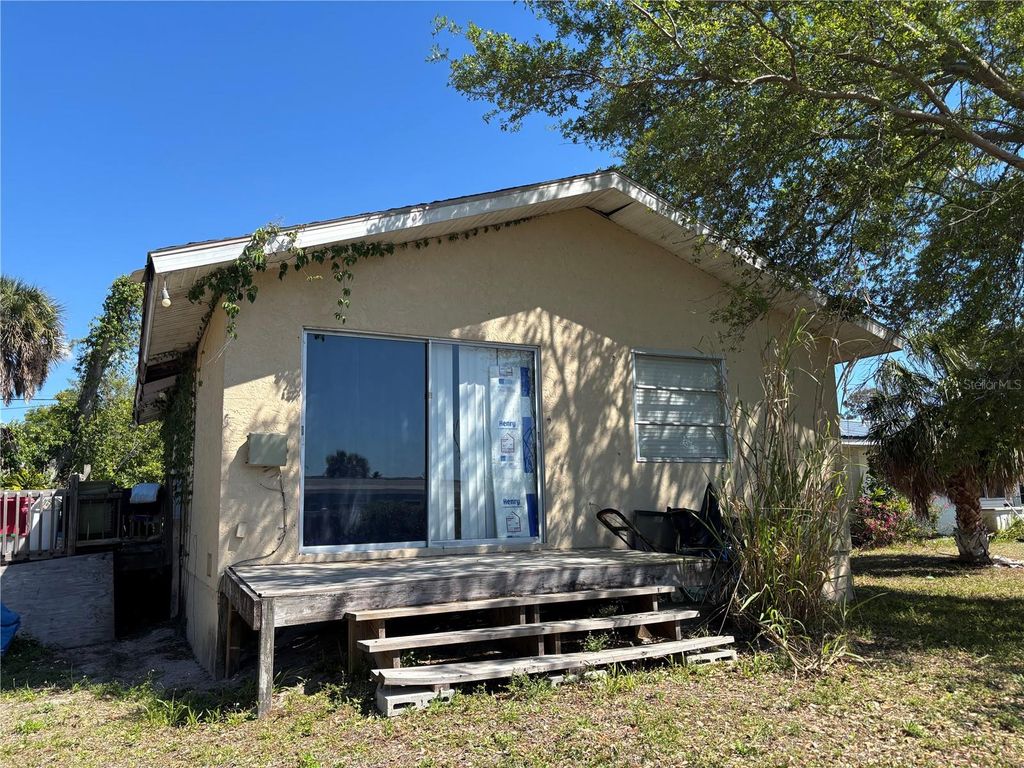 Image 2 of property listing at 1270 OXFORD DRIVE, Englewood, FL 34223