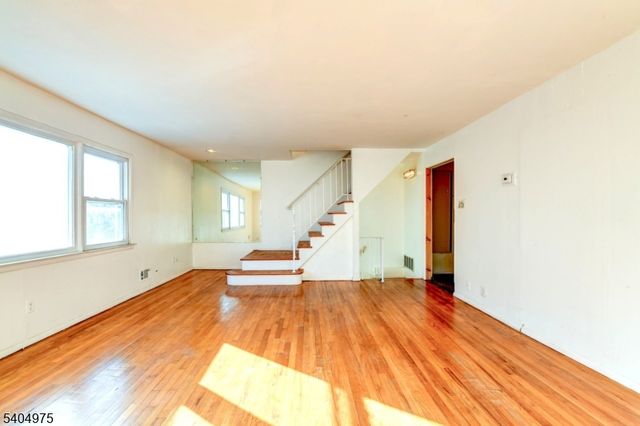 30 W 34Th St B, Bayonne City, NJ 07002
