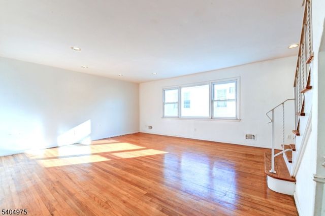 30 W 34Th St B, Bayonne City, NJ 07002