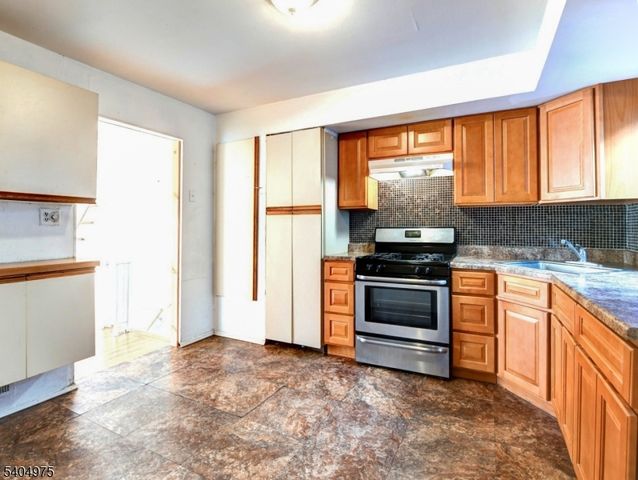 30 W 34Th St B, Bayonne City, NJ 07002