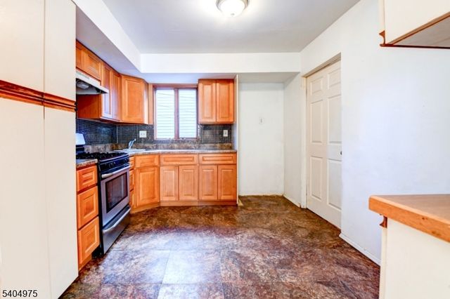 30 W 34Th St B, Bayonne City, NJ 07002