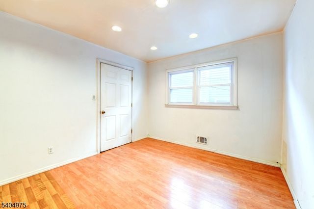 30 W 34Th St B, Bayonne City, NJ 07002