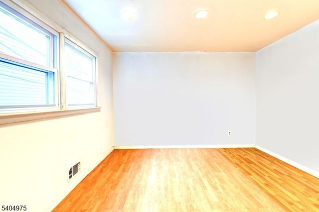 30 W 34Th St B, Bayonne City, NJ 07002