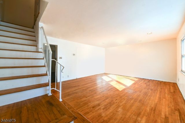 30 W 34Th St B, Bayonne City, NJ 07002