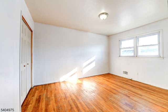 30 W 34Th St B, Bayonne City, NJ 07002