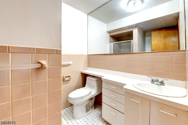 30 W 34Th St B, Bayonne City, NJ 07002