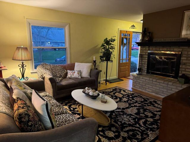 190 Debbie DRIVE, Waukesha, WI 53189