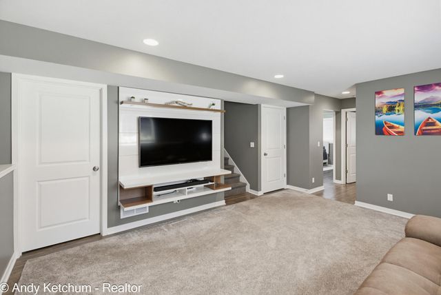 404 3rd Avenue, Holland, MI 49424