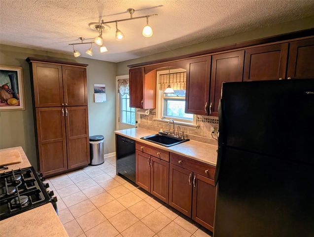 533 BEVERLY Drive, Erie, PA 16505
