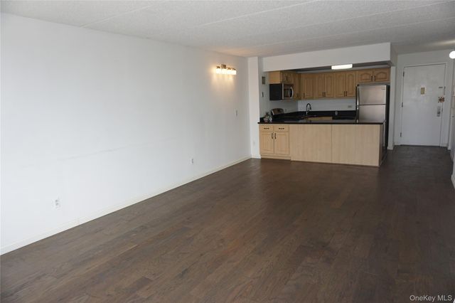 777 N Macquesten Parkway 308, Fleetwood, NY 10552