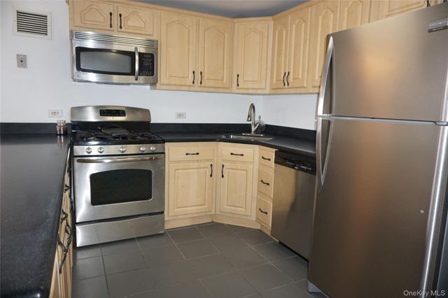777 N Macquesten Parkway 308, Fleetwood, NY 10552