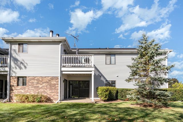 1467 Fairlane Drive 1B, Schaumburg, IL 60193
