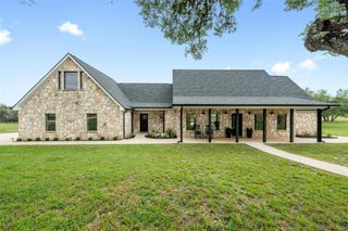 333 Stallion LN, Dripping Springs, TX 78620