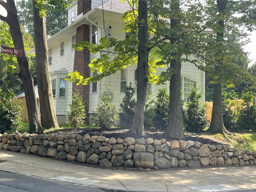 252 Beverly Road, Little Neck, NY 11363 — photo 2
