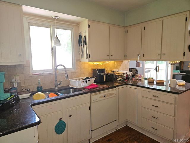 6172 W COURT Street, Flint, MI 48532