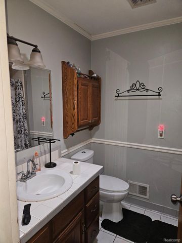 6172 W COURT Street, Flint, MI 48532