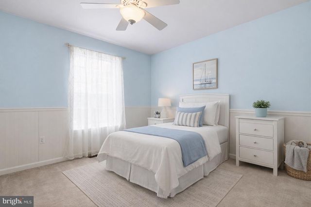 25 HONEY LOCUST LN, Newtown, PA 18940