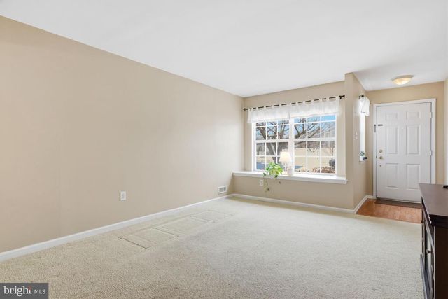 25 HONEY LOCUST LN, Newtown, PA 18940