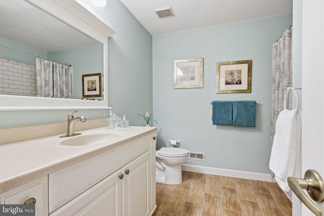 25 HONEY LOCUST LN, Newtown, PA 18940