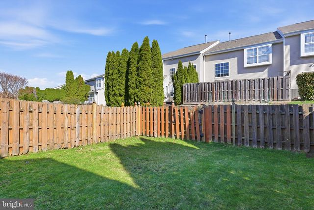 25 HONEY LOCUST LN, Newtown, PA 18940