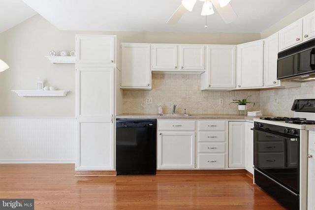 25 HONEY LOCUST LN, Newtown, PA 18940