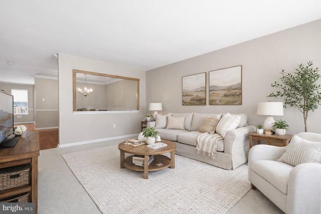 25 HONEY LOCUST LN, Newtown, PA 18940