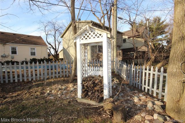 2120 DAINTREE Avenue, West Bloomfield Charter Township, MI 48323
