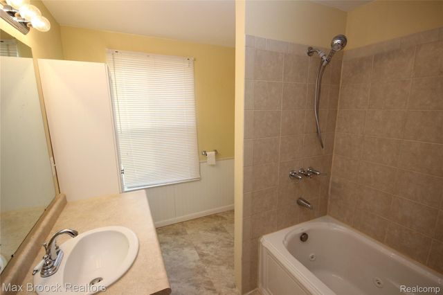 2120 DAINTREE Avenue, West Bloomfield Charter Township, MI 48323
