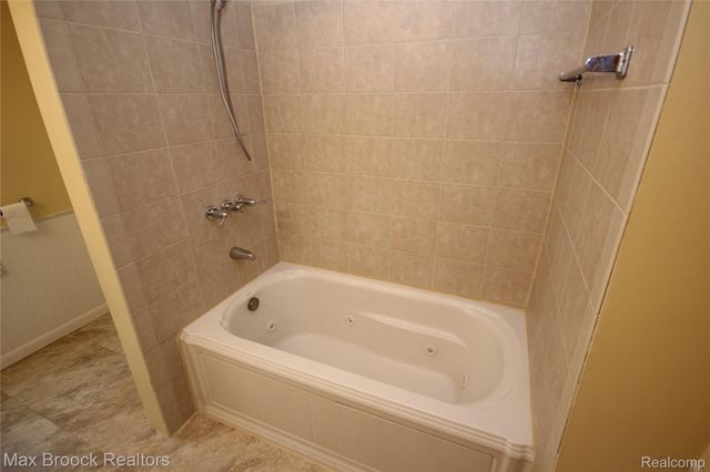 2120 DAINTREE Avenue, West Bloomfield Charter Township, MI 48323