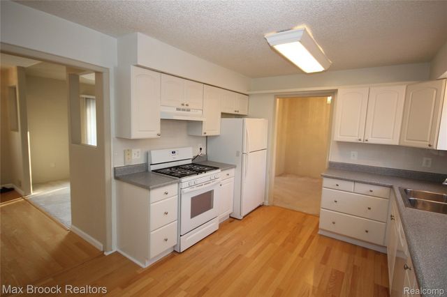 2120 DAINTREE Avenue, West Bloomfield Charter Township, MI 48323