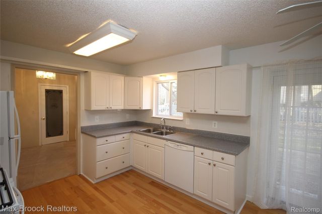 2120 DAINTREE Avenue, West Bloomfield Charter Township, MI 48323