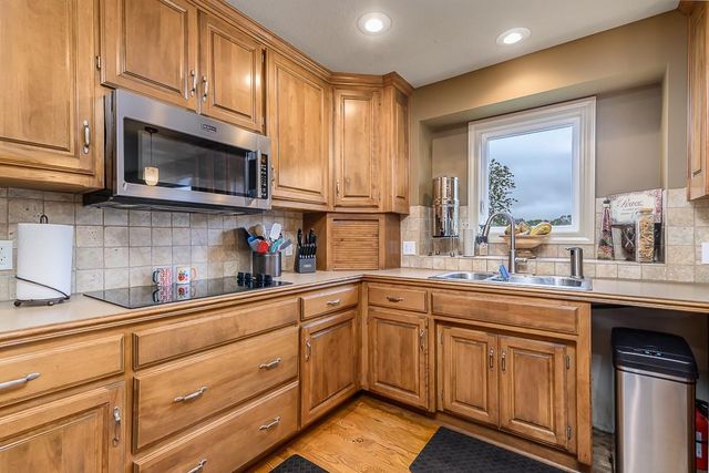 924 E 1938th Road, Eudora, KS 66025