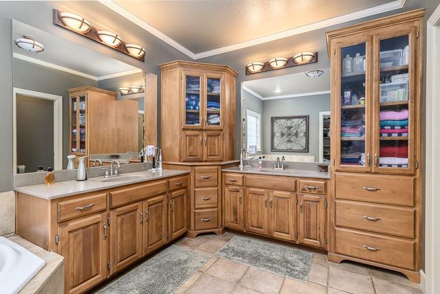 924 E 1938th Road, Eudora, KS 66025