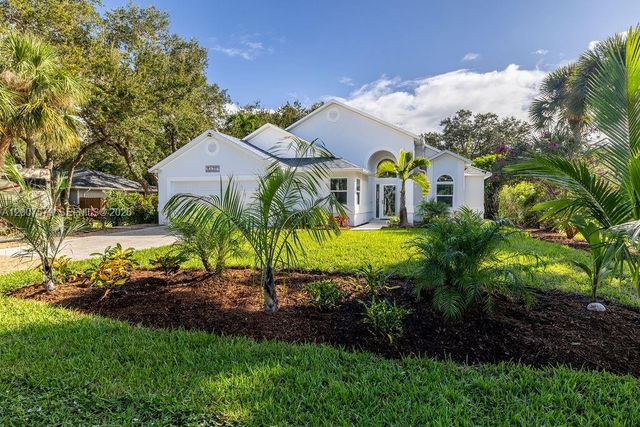 9330 Seagrape Dr, Vero Beach, FL 32963